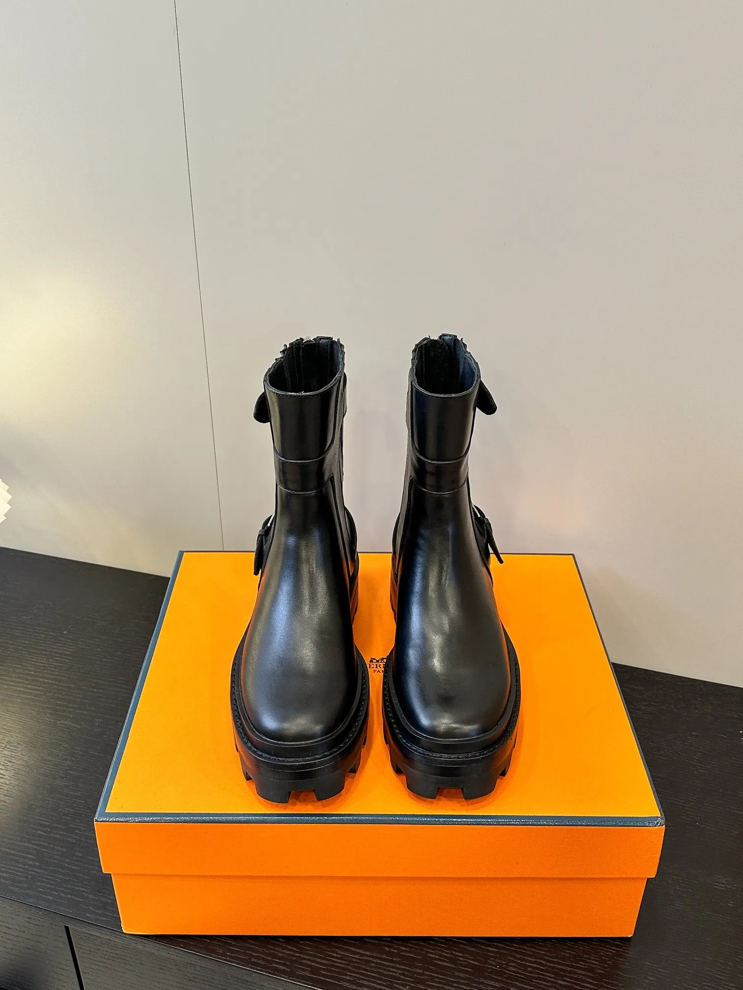 👟👟Ex-factory price 640👟👟 Top version H family 2024 autumn and winter new HERMES classic boots 🇨🇳 Naturally have unique craftsmanship and quality. The leather of this boot is all imported and customized, and the inner material is also imported custom cowhide 🗯️Easy to wear and comfortable, a must-have autumn and winter style that looks good with everything, and the style lasts no matter how you wear it ♥️ Upper: first-layer cowhide Lining: Sheepskin lining Outsole: Rubber bottom Size: Female 35-39 (40 non-returnable and non-exchangeable)